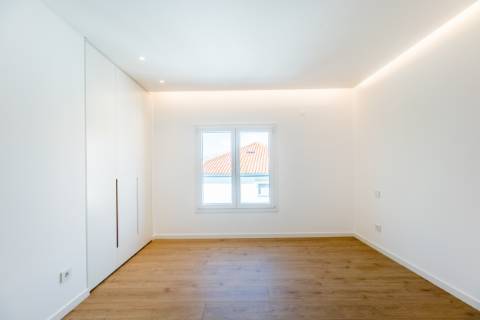 Fantástica penthouse T3 com terraço grande, vista de mar e dois lugares de estacionamento na Parede