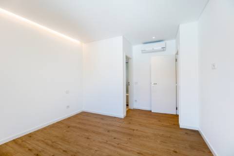 Fantástica penthouse T3 com terraço grande, vista de mar e dois lugares de estacionamento na Parede