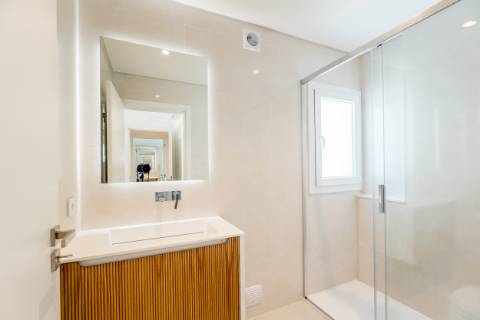 Fantástica penthouse T3 com terraço grande, vista de mar e dois lugares de estacionamento na Parede