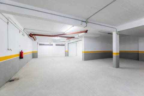 Fantástica penthouse T3 com terraço grande, vista de mar e dois lugares de estacionamento na Parede