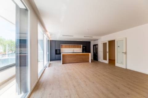 Fantástico apartamento T3 com terraço grande e dois lugares de estacionamento na Parede