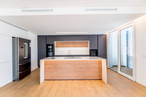 Fantástico apartamento T3 com terraço grande e dois lugares de estacionamento na Parede