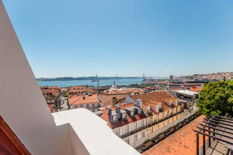 Penthouse T3, em prédio recuperado com elevador no Chiado