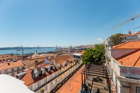 Penthouse T3, em prédio recuperado com elevador no Chiado