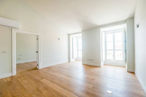 Penthouse T3, em prédio recuperado com elevador no Chiado