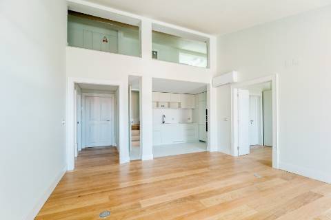 Penthouse T3, em prédio recuperado com elevador no Chiado