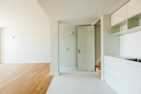 Penthouse T3, em prédio recuperado com elevador no Chiado