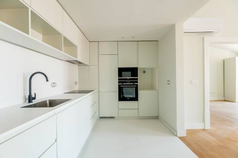 Penthouse T3, em prédio recuperado com elevador no Chiado