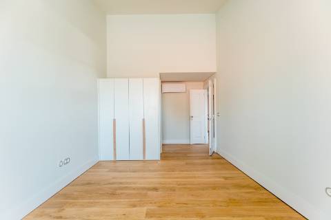 Penthouse T3, em prédio recuperado com elevador no Chiado