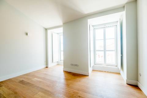 Penthouse T3, em prédio recuperado com elevador no Chiado