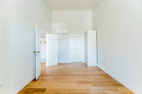 Penthouse T3, em prédio recuperado com elevador no Chiado