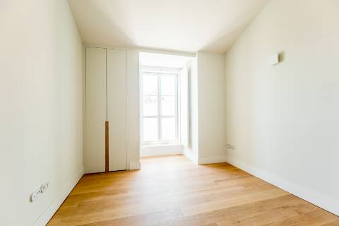 Penthouse T3, em prédio recuperado com elevador no Chiado