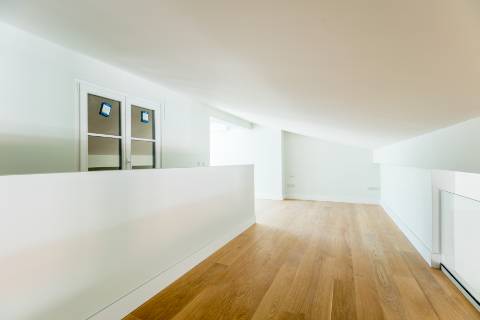 Penthouse T3, em prédio recuperado com elevador no Chiado