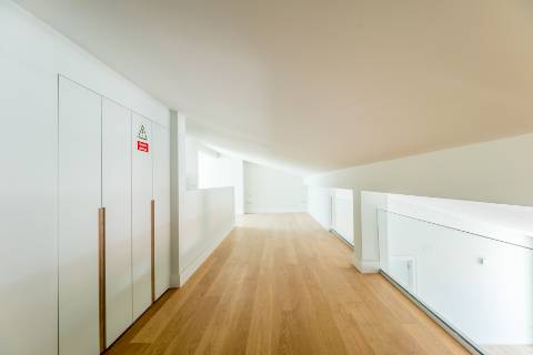 Penthouse T3, em prédio recuperado com elevador no Chiado