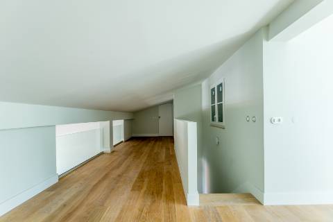 Penthouse T3, em prédio recuperado com elevador no Chiado