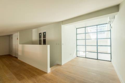 Penthouse T3, em prédio recuperado com elevador no Chiado