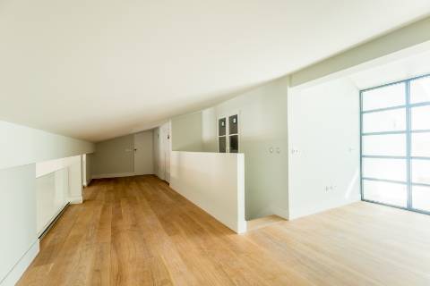 Penthouse T3, em prédio recuperado com elevador no Chiado