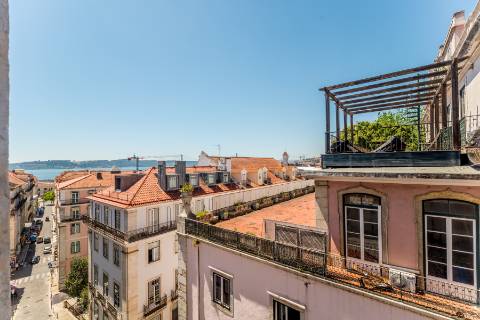 Apartamento T1, em prédio recuperado com elevador no Chiado