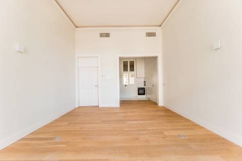 Apartamento T1, em prédio recuperado com elevador no Chiado