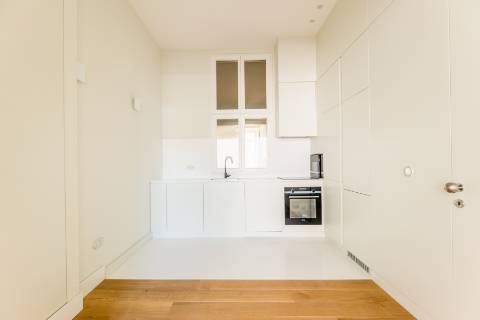 Apartamento T1, em prédio recuperado com elevador no Chiado