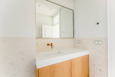 Apartamento T1, em prédio recuperado com elevador no Chiado