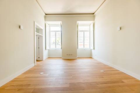 Apartamento T1, em prédio recuperado com elevador no Chiado