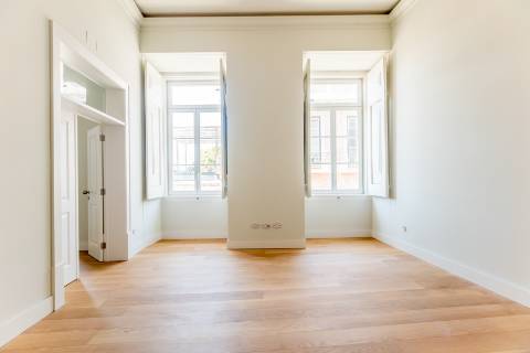 Apartamento T1, em prédio recuperado com elevador no Chiado