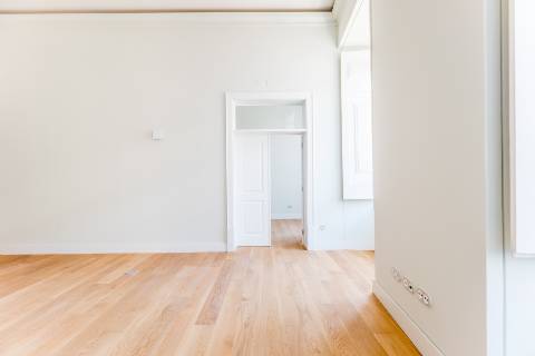 Apartamento T1, em prédio recuperado com elevador no Chiado