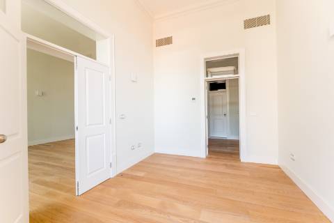 Apartamento T1, em prédio recuperado com elevador no Chiado