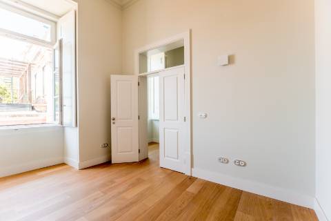 Apartamento T1, em prédio recuperado com elevador no Chiado