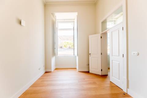 Apartamento T1, em prédio recuperado com elevador no Chiado