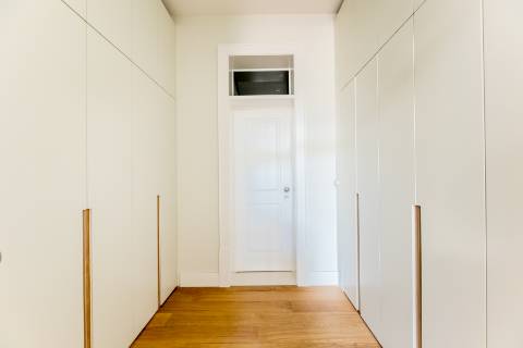 Apartamento T1, em prédio recuperado com elevador no Chiado