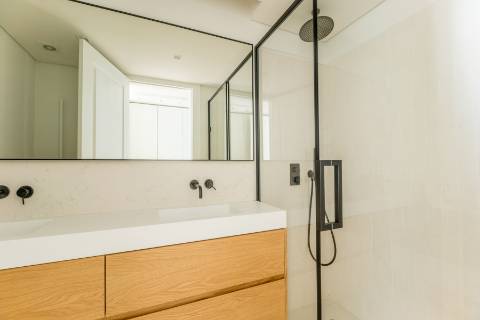 Apartamento T1, em prédio recuperado com elevador no Chiado