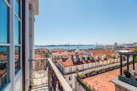 Apartamento T1+1, em prédio recuperado com elevador no Chiado