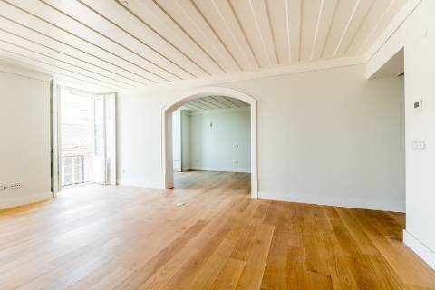 Apartamento T1+1, em prédio recuperado com elevador no Chiado