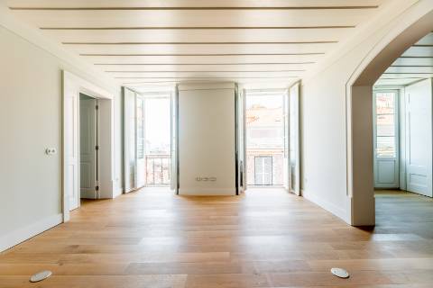 Apartamento T1+1, em prédio recuperado com elevador no Chiado