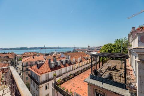 Apartamento T1+1, em prédio recuperado com elevador no Chiado