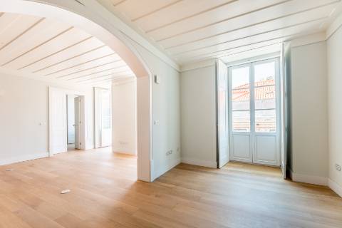Apartamento T1+1, em prédio recuperado com elevador no Chiado