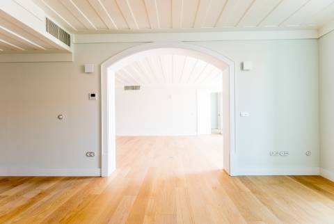 Apartamento T1+1, em prédio recuperado com elevador no Chiado