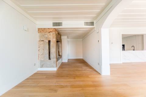 Apartamento T1+1, em prédio recuperado com elevador no Chiado