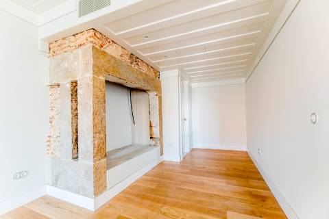 Apartamento T1+1, em prédio recuperado com elevador no Chiado