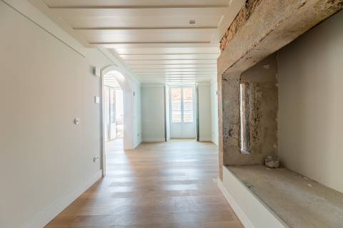 Apartamento T1+1, em prédio recuperado com elevador no Chiado