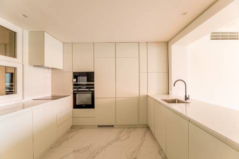 Apartamento T1+1, em prédio recuperado com elevador no Chiado