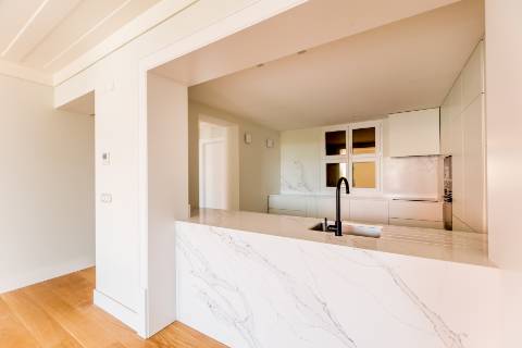 Apartamento T1+1, em prédio recuperado com elevador no Chiado