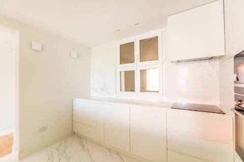 Apartamento T1+1, em prédio recuperado com elevador no Chiado