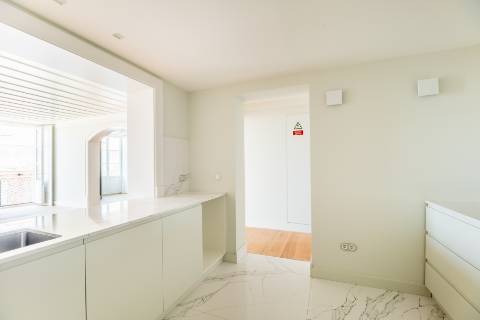Apartamento T1+1, em prédio recuperado com elevador no Chiado