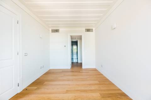 Apartamento T1+1, em prédio recuperado com elevador no Chiado