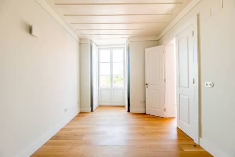 Apartamento T1+1, em prédio recuperado com elevador no Chiado