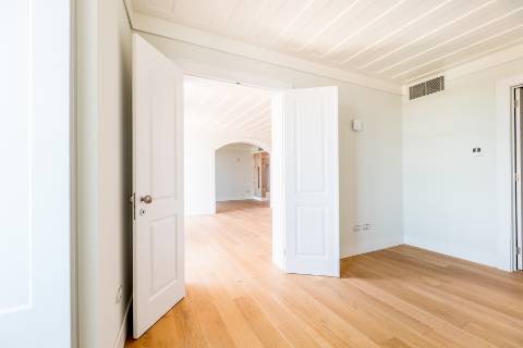 Apartamento T1+1, em prédio recuperado com elevador no Chiado