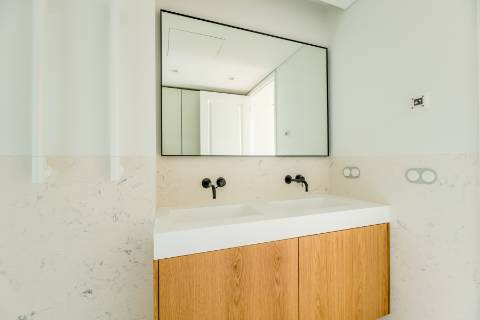 Apartamento T1+1, em prédio recuperado com elevador no Chiado